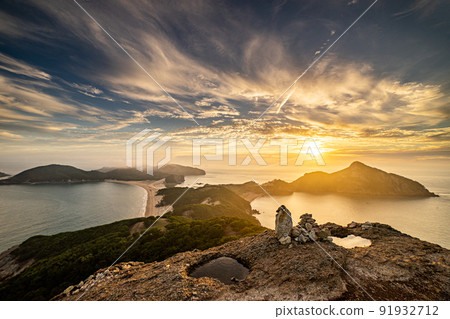 This is Gulupdo, a sanctuary for backpackers called the Galapagos of Korea. 91932712