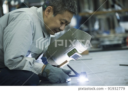 Welder image Middle male worker wearing air-conditioned work clothes and welding Welder image Middle male worker wearing air-conditioned work clothes and welding 91932779