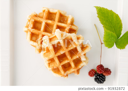 比利時華夫餅和採摘的黑莓 比利時華夫餅和採摘的黑莓 91932872