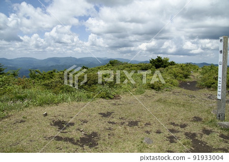 從岩日山頂眺望日羽山 從岩日山頂眺望日羽山 91933004
