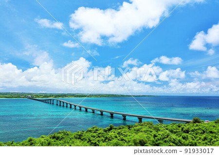 Okinawa Miyakojima Kurima Bridge and the sea in the blue sky 91933017