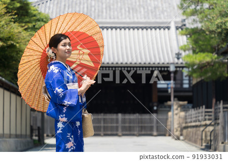 Kimono woman enjoying a trip to Kyoto 91933031