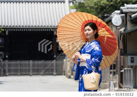 Kimono woman enjoying a trip to Kyoto 91933032