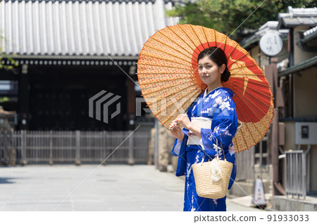 Kimono woman enjoying a trip to Kyoto 91933033