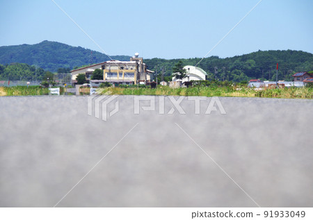A scene where the scenery is swaying in the heat of the heat in the distance of the asphalt road surface under the scorching sun of summer A scene where the scenery is swaying in the heat of the heat in the distance of the asphalt road surface under the scorching sun of summer 91933049