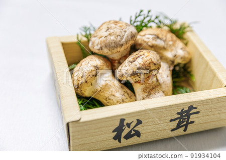 蘑菇:不是國產的,是松茸。 蘑菇:不是國產的,是松茸。 91934104