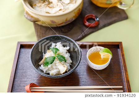 It ’s not domestic, but I made delicious matsutake mushroom rice. It ’s not domestic, but I made delicious matsutake mushroom rice. 91934120