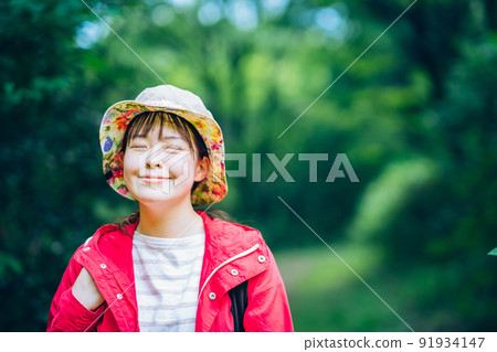 A woman who closes her eyes and enjoys nature 91934147