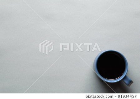 灰色背景上咖啡的右下角[垂直與復制空間] 91934457