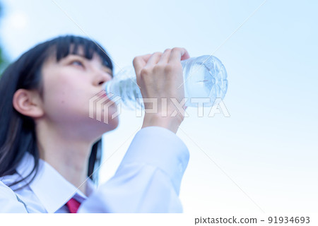 女高中生喝PET瓶外的礦泉水美容保健習慣中暑預防重點在手 91934693