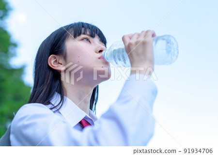 高中女生戶外PET瓶喝水礦泉水美容養生習慣防中暑藍天背 91934706