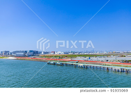 [Tokyo cityscape] City view around Haneda Airport (Tama River Sky Bridge) 91935069
