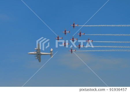 洛克希德 L-1049G 超級星座和瑞士空軍雜技隊 PC-7 團隊 91936457
