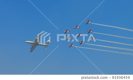 Lockheed L-1049G Super Constellation and Swiss Air Force Acrobat Team PC-7 TEAM 91936459