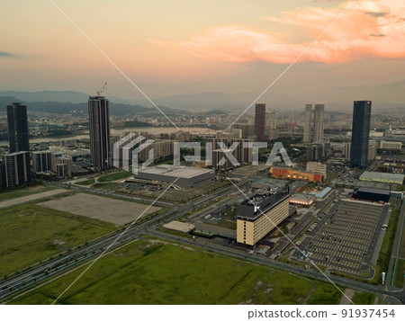 Aerial view of Fukuoka Island City at dusk 91937454