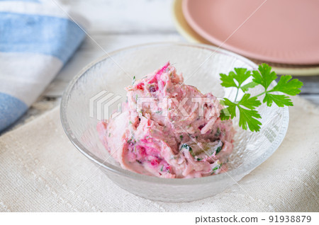Bright potato salad with beets 91938879