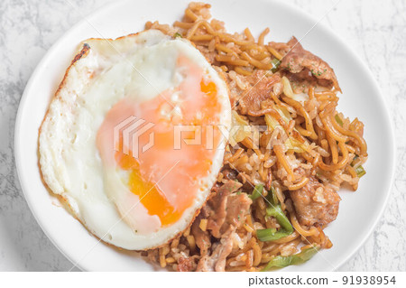 蕎麥麵和煎蛋 91938954