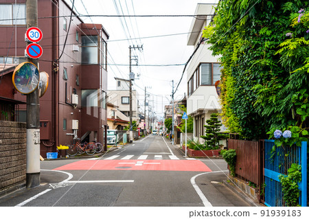 沒有紅綠燈的住宅區的十字路口 91939183