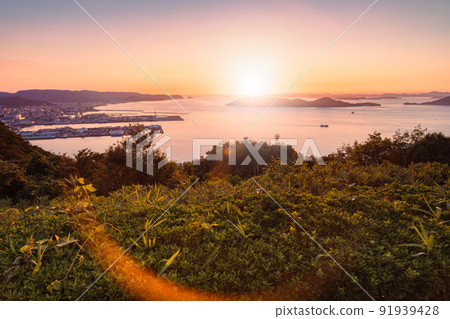 [Travel] Evening scenery of the city of Kagawa and the Seto Inland Sea seen from Yashima 91939428