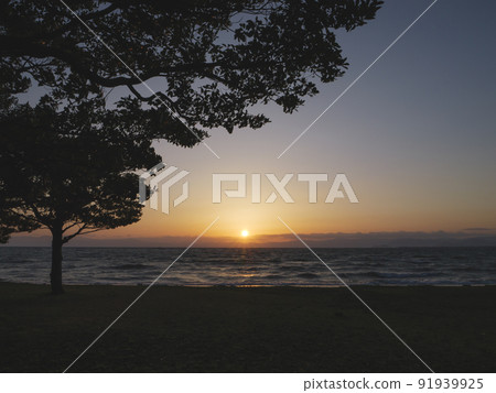 Beautiful scenery of Lake Biwa from dusk to night Beautiful scenery of Lake Biwa from dusk to night 91939925