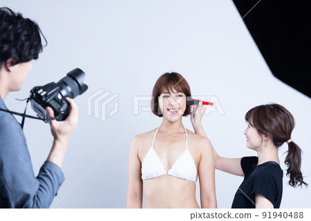 Cameraman and hair make-up in the shooting studio 91940488