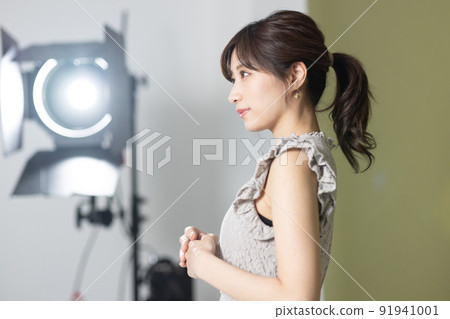 拍攝視頻的可愛模特 91941001