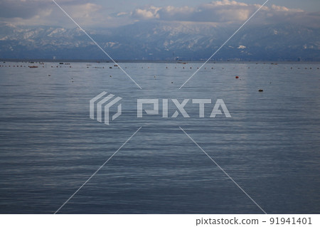 Kozakai Beach and Tateyama Mountain Range (Kozakai, Himi City, Toyama Prefecture) Kozakai Beach and Tateyama Mountain Range (Kozakai, Himi City, Toyama Prefecture) 91941401