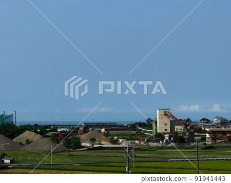 Rural scenery with a view of the summer sky and the sea (around the cement factory in Maehama, Nankoku City) Rural scenery with a view of the summer sky and the sea (around the cement factory in Maehama, Nankoku City) 91941443