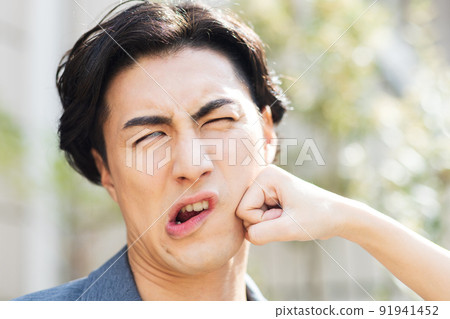 Men punched by women 91941452