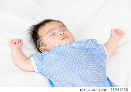 baby sleeping on the bed 91941466