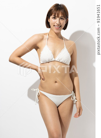 Beautiful woman in a swimsuit 91941651