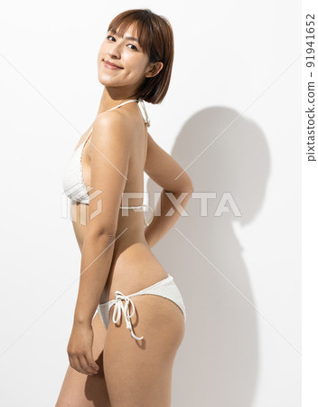 Beautiful woman in a swimsuit 91941652