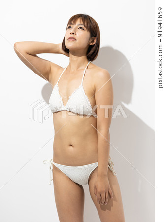 穿著泳裝的漂亮女人 穿著泳裝的漂亮女人 91941659
