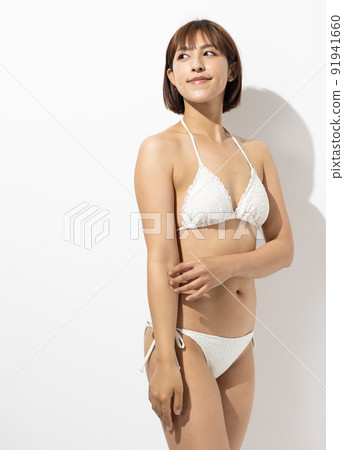 穿著泳裝的漂亮女人 穿著泳裝的漂亮女人 91941660