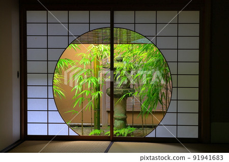 Japanese garden seen from the Japanese-style room 91941683