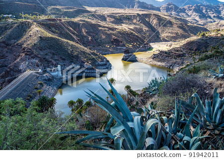 Mountain range at La Sorrueda dam and La Fortaleza de Ansite in Gran Canaria, Canary Islands, Spain 91942011
