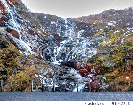A beautiful waterfall in winter 91942268