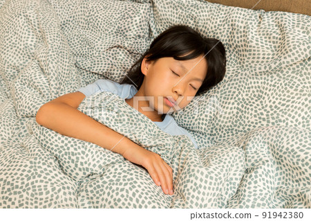 小學生睡在溫暖的被褥裡的狀態 小學生睡在溫暖的被褥裡的狀態 91942380