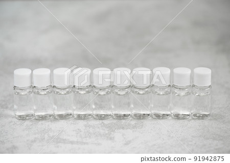 Alignment of small plastic cosmetic sample bottles 91942875