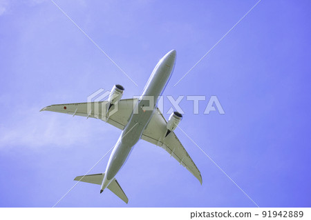 直接在波音 787 上空飛行的飛機 91942889