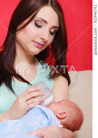 Mother holding her little newborn baby 91944741