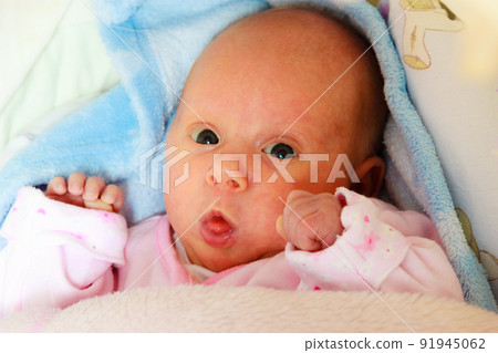 Little newborn baby girl lying 91945062