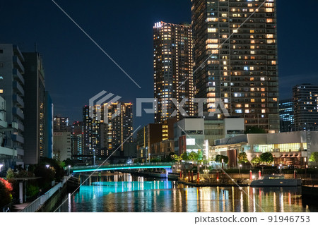 Shiosai Bridge illuminated by the canal and the cityscape of Tamachi at night in Minato-ku, Tokyo 91946753