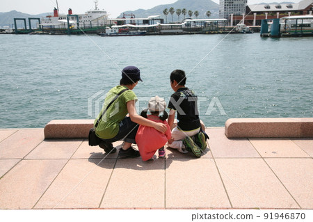 三姐妹在佐世保港碼頭望海 三姐妹在佐世保港碼頭望海 91946870