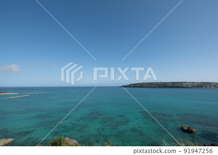 沖繩國頭郡今歸仁村的公寓式酒店cilma的無邊泳池水和藍天 91947256