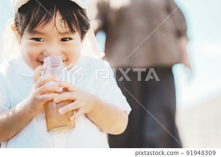 2歲男孩喝大麥茶 91948309