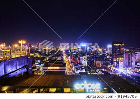 Night view from the sky bar in Phnom Penh, the capital of Cambodia 91949709