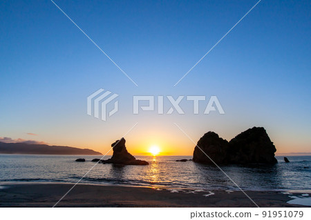 A lion rock towering on the Nichinan coast of Umegaoka beach in the color of the magic hour of the Pacific Ocean Hyuga Nada A lion rock towering on the Nichinan coast of Umegaoka beach in the color of the magic hour of the Pacific Ocean Hyuga Nada 91951079
