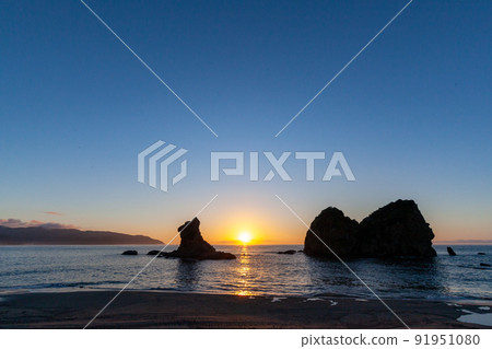 A lion rock towering on the Nichinan coast of Umegaoka beach in the color of the magic hour of the Pacific Ocean Hyuga Nada A lion rock towering on the Nichinan coast of Umegaoka beach in the color of the magic hour of the Pacific Ocean Hyuga Nada 91951080