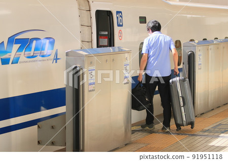 Passengers boarding the Shinkansen Station scenery Tourists Businessmen 91951118